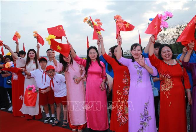 Đông đảo nhân dân tỉnh Quảng Ninh có mặt từ sớm để chào Đại tướng Phan Văn Giang cùng Đoàn đại biểu Việt Nam. Ảnh: Trọng Đức - TTXVN