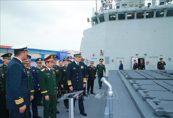 Đại tướng, Bộ trưởng Quốc phòng Phan Văn Giang tham quan tàu chiến của lực lượng Hải quân Quân Giải phóng nhân dân Trung Quốc. Ảnh: Trọng Đức - TTXVN