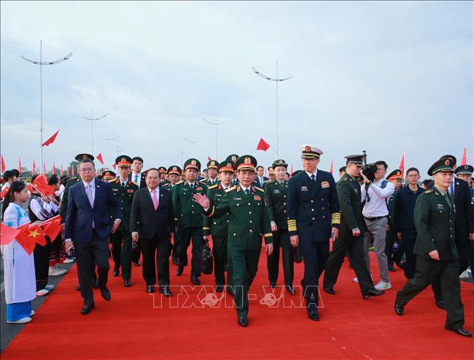 Thượng tướng Đổng Quân, Bộ trưởng Bộ Quốc phòng Trung Quốc đón Đại tướng, Bộ trưởng Quốc phòng Phan Văn Giang và đoàn Việt Nam tại Cửa khẩu quốc tế Đông Hưng (Trung Quốc). Ảnh: Trọng Đức - TTXVN