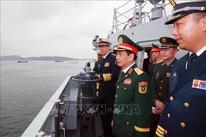 Đại tướng, Bộ trưởng Quốc phòng Phan Văn Giang tham quan tàu chiến của lực lượng Hải quân Quân Giải phóng nhân dân Trung Quốc. Ảnh: Trọng Đức - TTXVN