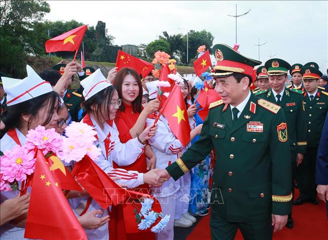 Đại tướng, Bộ trưởng Quốc phòng Phan Văn Giang và nhân dân, học sinh tỉnh Quảng Ninh. Ảnh: Trọng Đức - TTXVN
