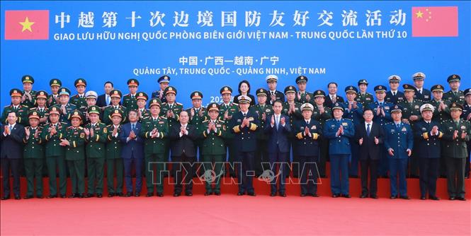 Thượng tướng Đổng Quân, Bộ trưởng Bộ Quốc phòng Trung Quốc đón Đại tướng, Bộ trưởng Quốc phòng Phan Văn Giang và đoàn Việt Nam tại Cửa khẩu quốc tế Đông Hưng (Trung Quốc). Ảnh: Trọng Đức - TTXVN