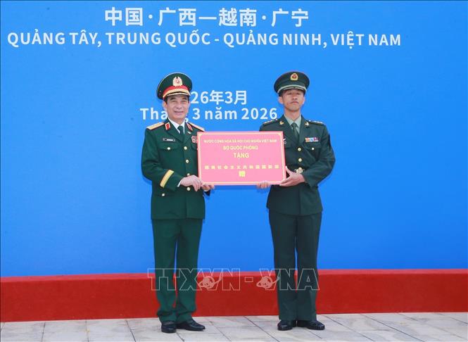 Đại tướng, Bộ trưởng Quốc phòng Phan Văn Giang tặng quà Đại đội biên phòng Đông Hưng. Ảnh: Trọng Đức - TTXVN