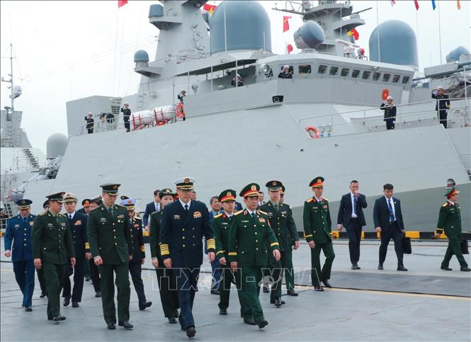 Đại tướng Phan Văn Giang và Thượng tướng Đổng Quân đến phát lệnh và chứng kiến Lễ khởi hành Tuần tra liên hợp lần thứ 40, Huấn luyện liên hợp trên vùng biển Vịnh Bắc Bộ giữa Hải quân nhân dân Việt Nam và Hải quân Quân Giải phóng nhân dân Trung Quốc. Ảnh: Trọng Đức - TTXVN