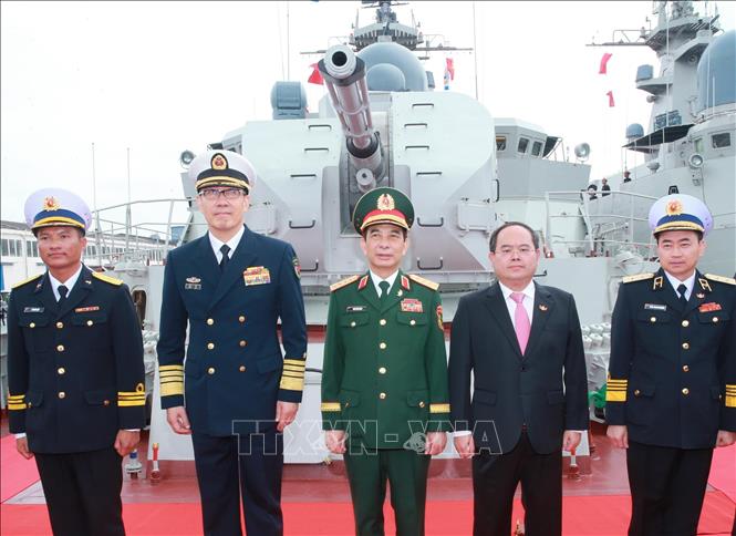 Đại tướng Phan Văn Giang và Thượng tướng Đổng Quân đến phát lệnh và chứng kiến Lễ khởi hành Tuần tra liên hợp lần thứ 40, Huấn luyện liên hợp trên vùng biển Vịnh Bắc Bộ giữa Hải quân nhân dân Việt Nam và Hải quân Quân Giải phóng nhân dân Trung Quốc. Ảnh: Trọng Đức - TTXVN