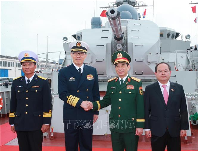 Đại tướng Phan Văn Giang và Thượng tướng Đổng Quân đến phát lệnh và chứng kiến Lễ khởi hành Tuần tra liên hợp lần thứ 40, Huấn luyện liên hợp trên vùng biển Vịnh Bắc Bộ giữa Hải quân nhân dân Việt Nam và Hải quân Quân Giải phóng nhân dân Trung Quốc. Ảnh: Trọng Đức - TTXVN