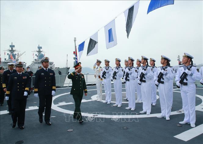 Đại tướng Phan Văn Giang duyệt đội danh dự của tàu Hải quân Trung Quốc. Ảnh: Trọng Đức - TTXVN