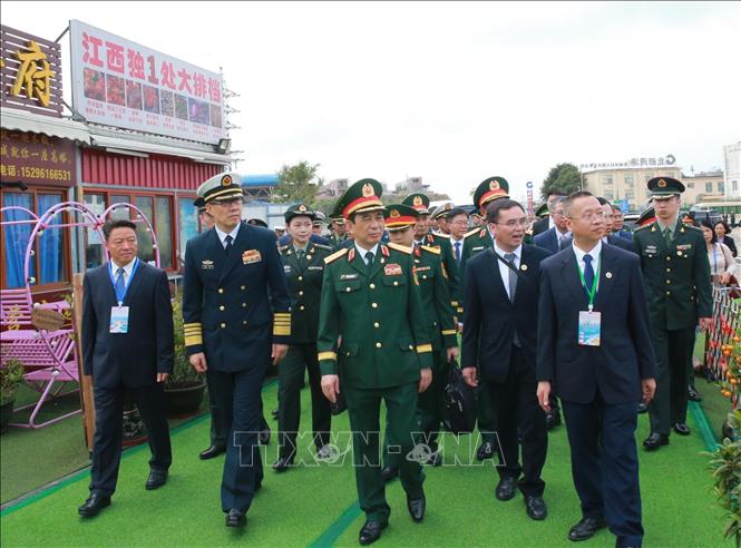 Đại tướng Phan Văn Giang, Thượng tướng Đổng Quân và các đại biểu tham quan Khu Di tích “Đường Hồ Chí Minh trên biển” tại bến cảng du lịch Phòng Thành, Quảng Tây. Ảnh: Trọng Đức - TTXVN