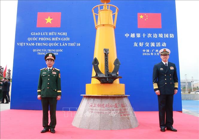 Đại tướng Phan Văn Giang và Thượng tướng Đổng Quân tham quan Khu Di tích “Đường Hồ Chí Minh trên biển” tại bến cảng du lịch Phòng Thành, Quảng Tây. Ảnh: Trọng Đức - TTXVN