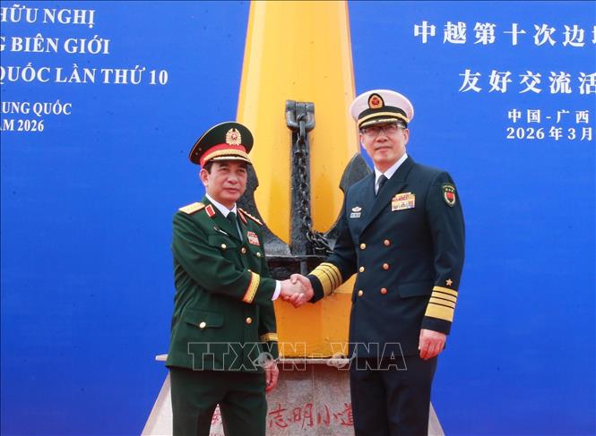 Đại tướng Phan Văn Giang và Thượng tướng Đổng Quân tham quan Khu Di tích “Đường Hồ Chí Minh trên biển” tại bến cảng du lịch Phòng Thành, Quảng Tây. Ảnh: Trọng Đức - TTXVN