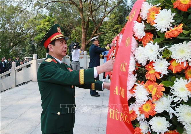 Đại tướng Phan Văn Giang và Thượng tướng Đổng Quân đến đặt vòng hoa tại Đài tưởng niệm các Liệt sĩ Cách mạng của nhân dân Việt Nam - Trung Quốc. Ảnh: Trọng Đức - TTXVN