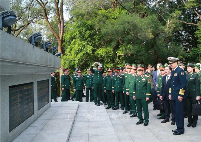 Đại tướng Phan Văn Giang và Thượng tướng Đổng Quân tham quan Đài tưởng niệm các Liệt sĩ Cách mạng của nhân dân Việt Nam - Trung Quốc. Ảnh: Trọng Đức - TTXVN