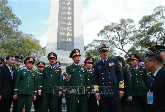 Đại tướng Phan Văn Giang và Thượng tướng Đổng Quân đến đặt vòng hoa tại Đài tưởng niệm các Liệt sĩ Cách mạng của nhân dân Việt Nam - Trung Quốc. Ảnh: Trọng Đức - TTXVN