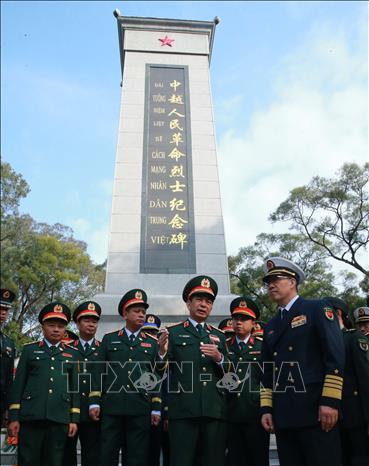 Đại tướng Phan Văn Giang và Thượng tướng Đổng Quân đến đặt vòng hoa tại Đài tưởng niệm các Liệt sĩ Cách mạng của nhân dân Việt Nam - Trung Quốc. Ảnh: Trọng Đức - TTXVN