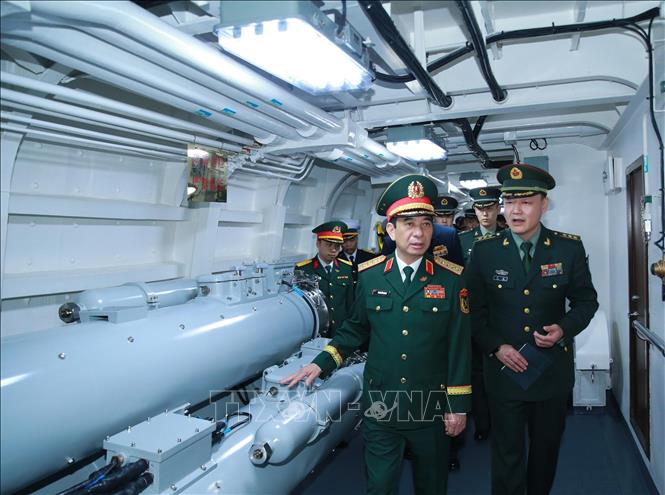Đại tướng Phan Văn Giang tham quan tàu chiến của lực lượng Hải quân Trung Quốc. Ảnh: Trọng Đức - TTXVN