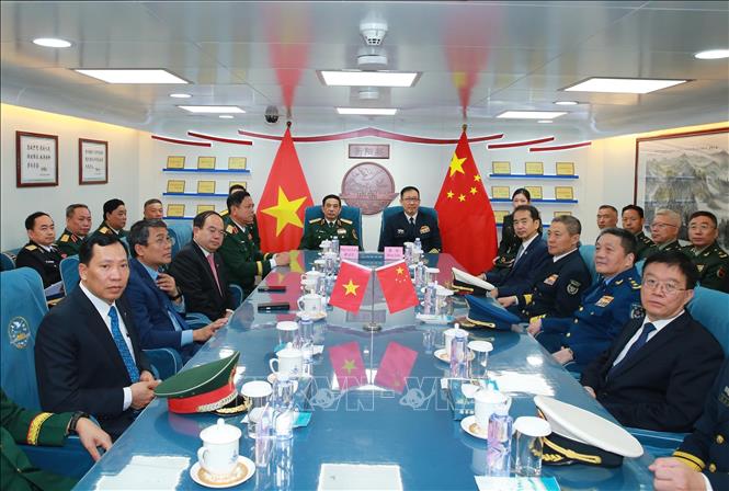 Đại tướng Phan Văn Giang và Thượng tướng Đổng Quân cùng đoàn đại biểu hai nước nghe chỉ huy hai Biên đội báo cáo về công tác chuẩn bị tổ chức tuần tra liên hợp. Ảnh: Trọng Đức - TTXVN