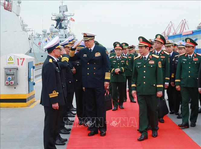 Đại tướng Phan Văn Giang và Thượng tướng Đổng Quân tham quan tàu Quang Trung của Hải quân nhân dân Việt Nam. Ảnh: Trọng Đức - TTXVN