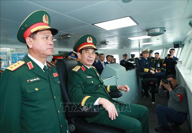 Đại tướng, Bộ trưởng Quốc phòng Phan Văn Giang tham quan tàu chiến của Hải quân Trung Quốc. Ảnh: Trọng Đức - TTXVN