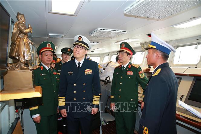 Đại tướng Phan Văn Giang và Thượng tướng Đổng Quân tham quan tàu Quang Trung của Hải quân nhân dân Việt Nam. Ảnh: Trọng Đức - TTXVN