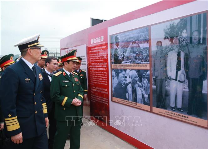 Đại tướng Phan Văn Giang, Bộ trưởng Bộ Quốc phòng Việt Nam và Thượng tướng Đổng Quân, Bộ trưởng Bộ Quốc phòng Trung Quốc tham quan Khu Di tích “Đường Hồ Chí Minh trên biển” tại bến cảng du lịch Phòng Thành, Quảng Tây. Ảnh: Trọng Đức - TTXVN