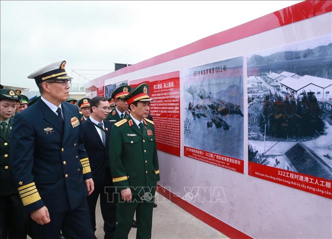 Đại tướng Phan Văn Giang, Bộ trưởng Bộ Quốc phòng Việt Nam và Thượng tướng Đổng Quân, Bộ trưởng Bộ Quốc phòng Trung Quốc tham quan Khu Di tích “Đường Hồ Chí Minh trên biển” tại bến cảng du lịch Phòng Thành, Quảng Tây. Ảnh: Trọng Đức - TTXVN