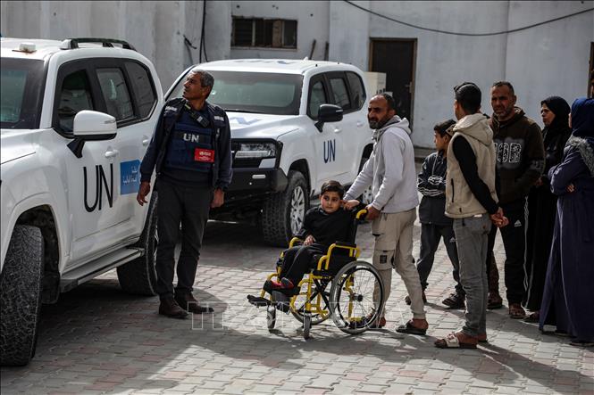 Các bệnh nhân Palestine tại Khan Younis, Dải Gaza chờ được đưa qua cửa khẩu Rafah sang Ai Cập điều trị. Ảnh: THX/TTXVN