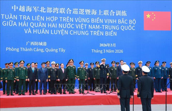 Đại tướng Phan Văn Giang và Thượng tướng Đổng Quân phát lệnh và chứng kiến Lễ khởi hành Tuần tra liên hợp lần thứ 40, Huấn luyện liên hợp trên vùng biển Vịnh Bắc Bộ giữa Hải quân nhân dân Việt Nam và Hải quân Quân Giải phóng nhân dân Trung Quốc. Ảnh: Trọng Đức - TTXVN
