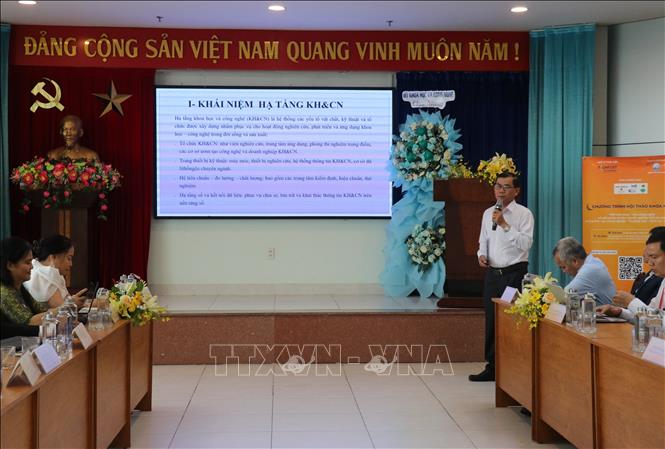 Ông Huỳnh Văn Tùng, Giám đốc Trung tâm Phát triển dịch vụ và Khai thac hạ tầng khoa học, công nghệ (CSID) phát biểu tham luận tại hội thảo. Ảnh: Bùi Giang - TTXVN