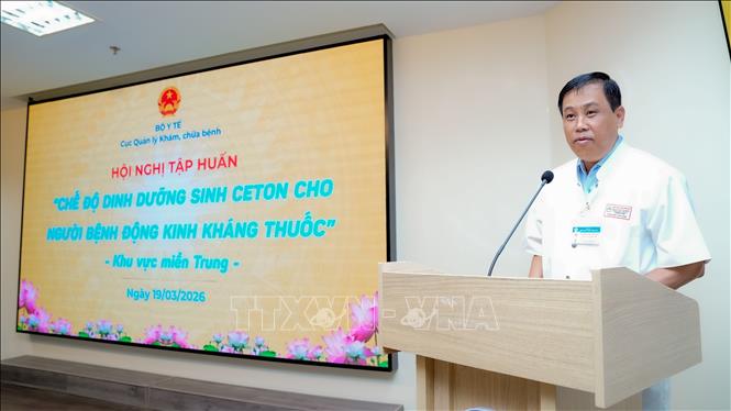 Tiến sĩ, bác sĩ Hồ Văn Linh, Phó Giám đốc Bệnh viện Trung ương Huế phát biểu khai mạc tập huấn. Ảnh: Mai Trang - TTXVN 