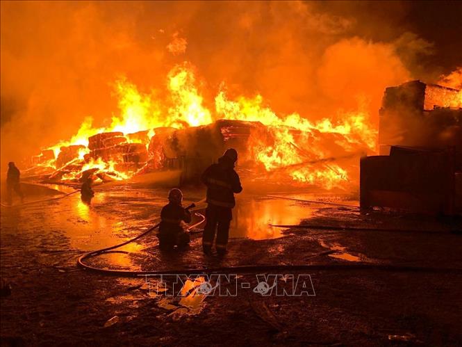 (Tư liệu) Khói lửa bốc lên tại hiện trường vụ hoả hoạn ở cơ sở lọc dầu Mina Abdullah của Kuwait. Ảnh: arabnews/TTXVN  