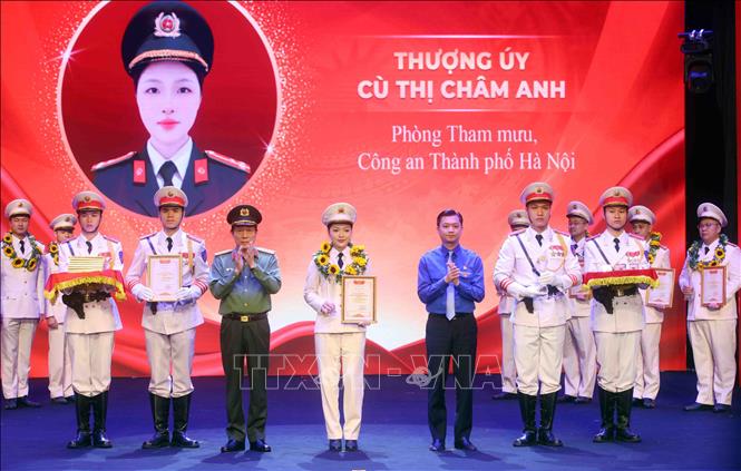 Đại tướng Lương Tam Quang, Bộ trưởng Bộ Công an và Ủy viên Dự khuyết Trung ương Đảng, Bí thư Thường trực Trung ương Đoàn Nguyễn Minh Triết tuyên dương, trao giải thưởng “Gương mặt trẻ Công an tiêu biểu” năm 2025. Ảnh: Phạm Kiên - TTXVN