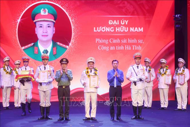 Đại tướng Lương Tam Quang, Bộ trưởng Bộ Công an và Ủy viên Dự khuyết Trung ương Đảng, Bí thư Thường trực Trung ương Đoàn Nguyễn Minh Triết tuyên dương, trao giải thưởng “Gương mặt trẻ Công an tiêu biểu” năm 2025. Ảnh: Phạm Kiên - TTXVN