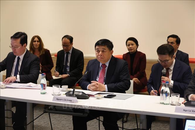 Phó Thủ tướng Nguyễn Chí Dũng (giữa) làm việc tại Tập đoàn Leonardo. Ảnh: Thanh Hải - PV TTXVN tại Italy