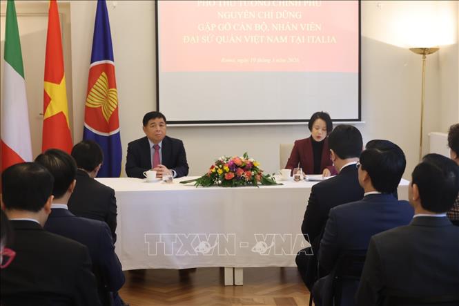 Phó Thủ tướng Nguyễn Chí Dũng tại buổi gặp gỡ cán bộ, nhân viên Đại sứ quán Việt Nam tại Italy.. Ảnh: Hải Đăng - PV TTXVN tại Italy