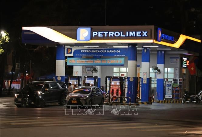 Các cửa hàng bán lẻ xăng dầu của Petrolimex luôn cung ứng đủ cho nhu cầu của người dân. Ảnh: Trần Việt - TTXVN