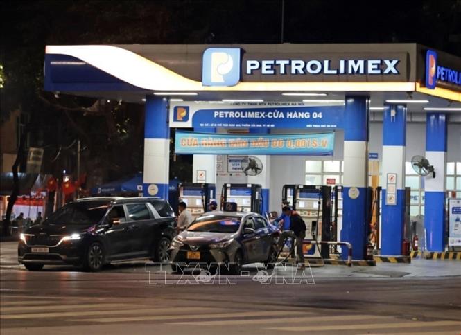  Các cửa hàng bán lẻ xăng dầu của Petrolimex luôn cung ứng đủ cho nhu cầu của người dân. Ảnh: Trần Việt - TTXVN