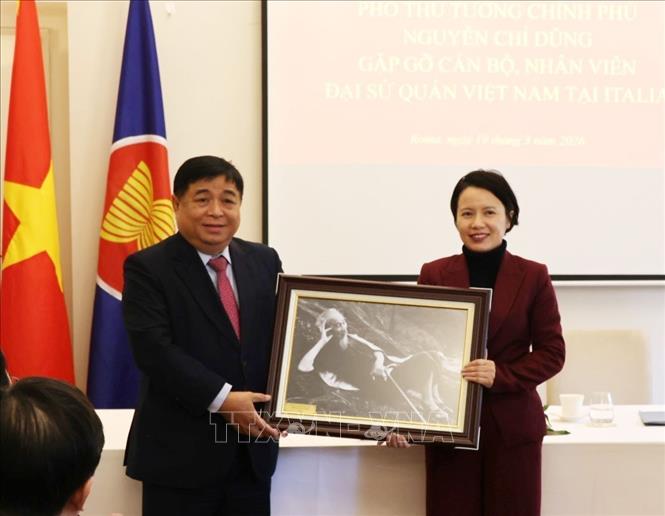 Phó Thủ tướng Nguyễn Chí Dũng tặng quà lưu niệm cán bộ, nhân viên Đại sứ quán Việt Nam tại Italy. Ảnh: Hải Đăng - PV TTXVN tại Italy