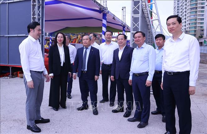 Chủ tịch UBND thành phố Hà Nội Vũ Đại Thắng với các đại biểu tại lễ khởi công. Ảnh: Văn Điệp - TTXVN