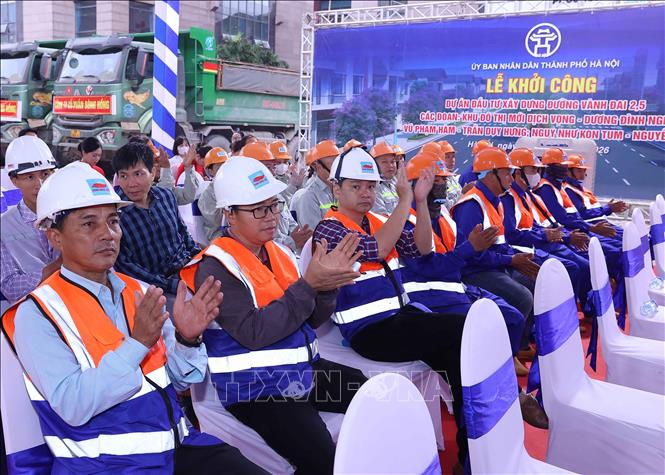 Các kỹ sư, công nhân tại lễ khởi công. Ảnh: Văn Điệp - TTXVN