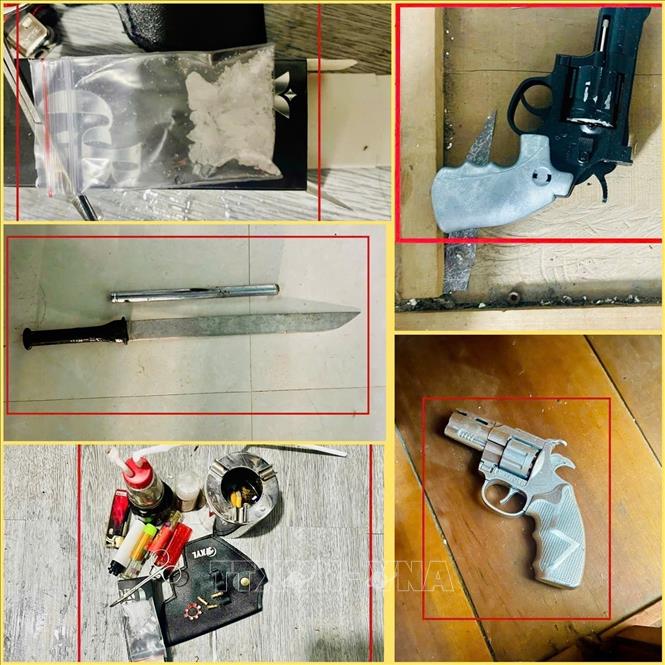 Tang vật bị lực lượng Công an thu giữ tại hiện trường nhóm thanh thiếu niên sử dụng trái phép ma túy. Ảnh: TTXVN phát