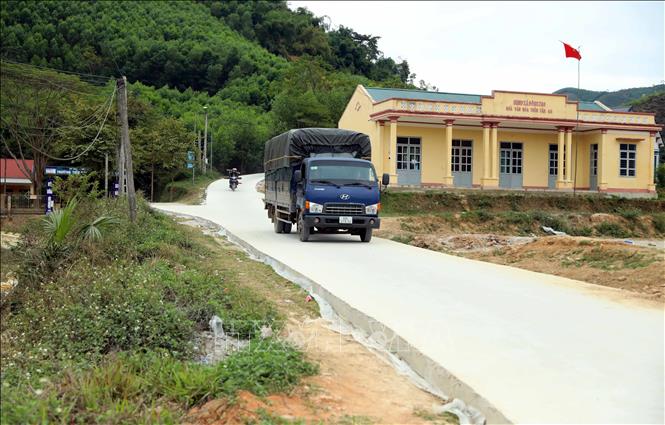 Đường giao thông thôn Tân An, xã Đông Thọ, được đầu tư nâng cấp, tạo thuận lợi giao thương hàng hóa. Ảnh: Quang Cường – TTXVN.