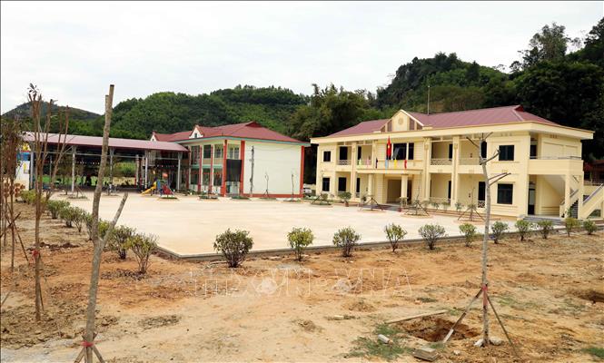 Trường mầm non Đông Thọ 2 được xây dựng khang trang từ nguồn vốn Chương trình mục tiêu quốc gia phát triển kinh tế - xã hội vùng đồng bào dân tộc thiểu số và miền núi. Ảnh: Quang Cường – TTXVN.