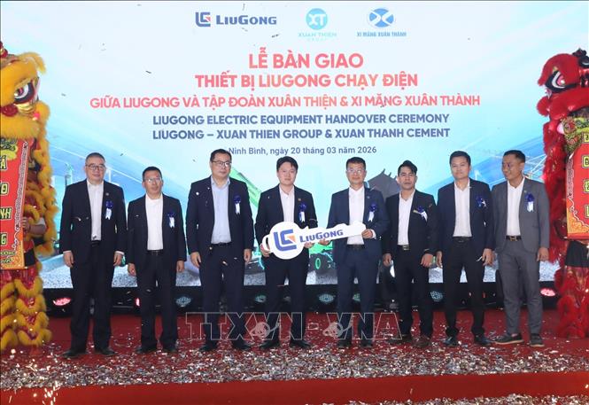 Lãnh đạo 2 tập đoàn trao và nhận chìa khóa tượng trưng cho lô hàng đầu tiên được bàn giao. Ảnh: Đức Phương - TTXVN