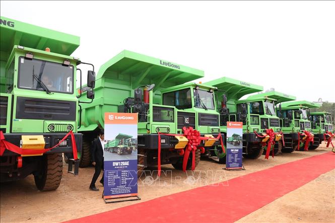 Lô thiết bị, xe máy công trình chạy điện 100% đầu tiên được bàn giao. Ảnh: Đức Phương - TTXVN