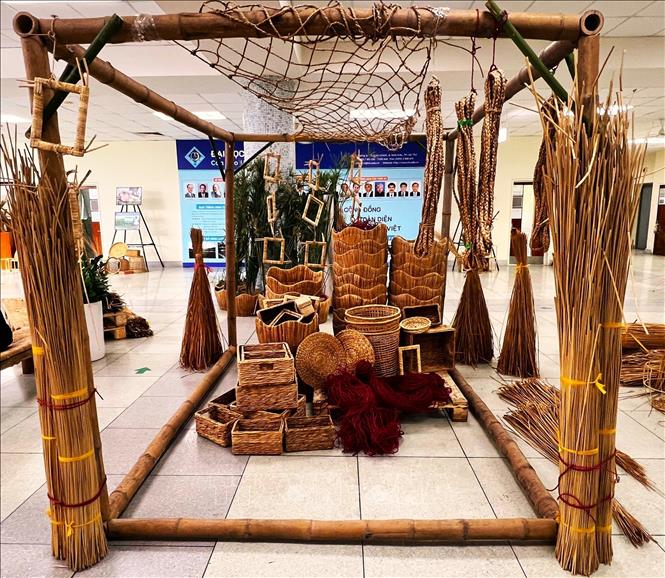 Trưng bày các sản phẩm thủ công làm từ tài nguyên bản địa vùng Đồng bằng sông Cửu Long. Ảnh: Ánh Tuyết - TTXVN
