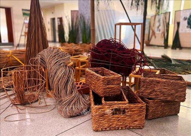 Trưng bày các sản phẩm thủ công làm từ tài nguyên bản địa vùng Đồng bằng sông Cửu Long. Ảnh: Ánh Tuyết - TTXVN