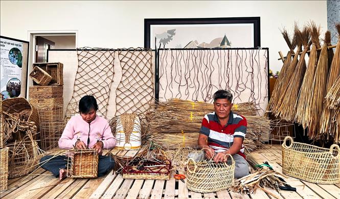 Nông dân trình diễn quy trình tạo ra sản phẩm. Ảnh: Ánh Tuyết - TTXVN