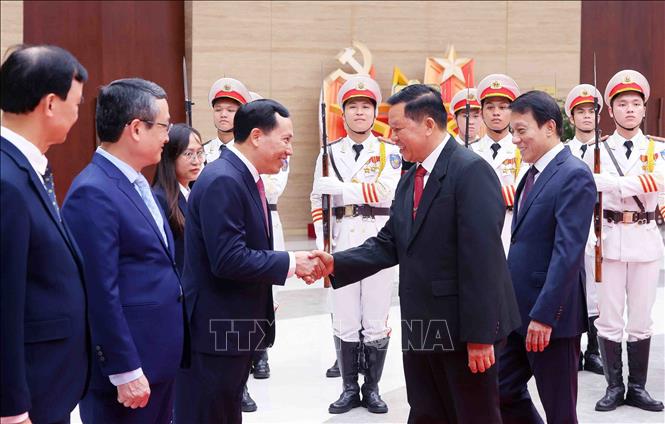 Đại tướng Lương Tam Quang, Bộ trưởng Bộ Công an giới thiệu thành phần đoàn đại biểu Việt Nam với Thượng tướng Vanthong Kongmany, Bộ trưởng Bộ Công an Lào. Ảnh: Phạm Kiên - TTXVN