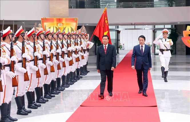 Đại tướng Lương Tam Quang, Bộ trưởng Bộ Công an Việt Nam và Thượng tướng Vanthong Kongmany, Bộ trưởng Bộ Công an Lào duyệt đội danh dự Công an nhân dân. Ảnh: Phạm Kiên - TTXVN