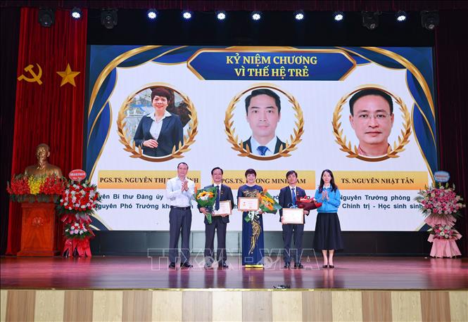 Trao kỷ niệm chương 